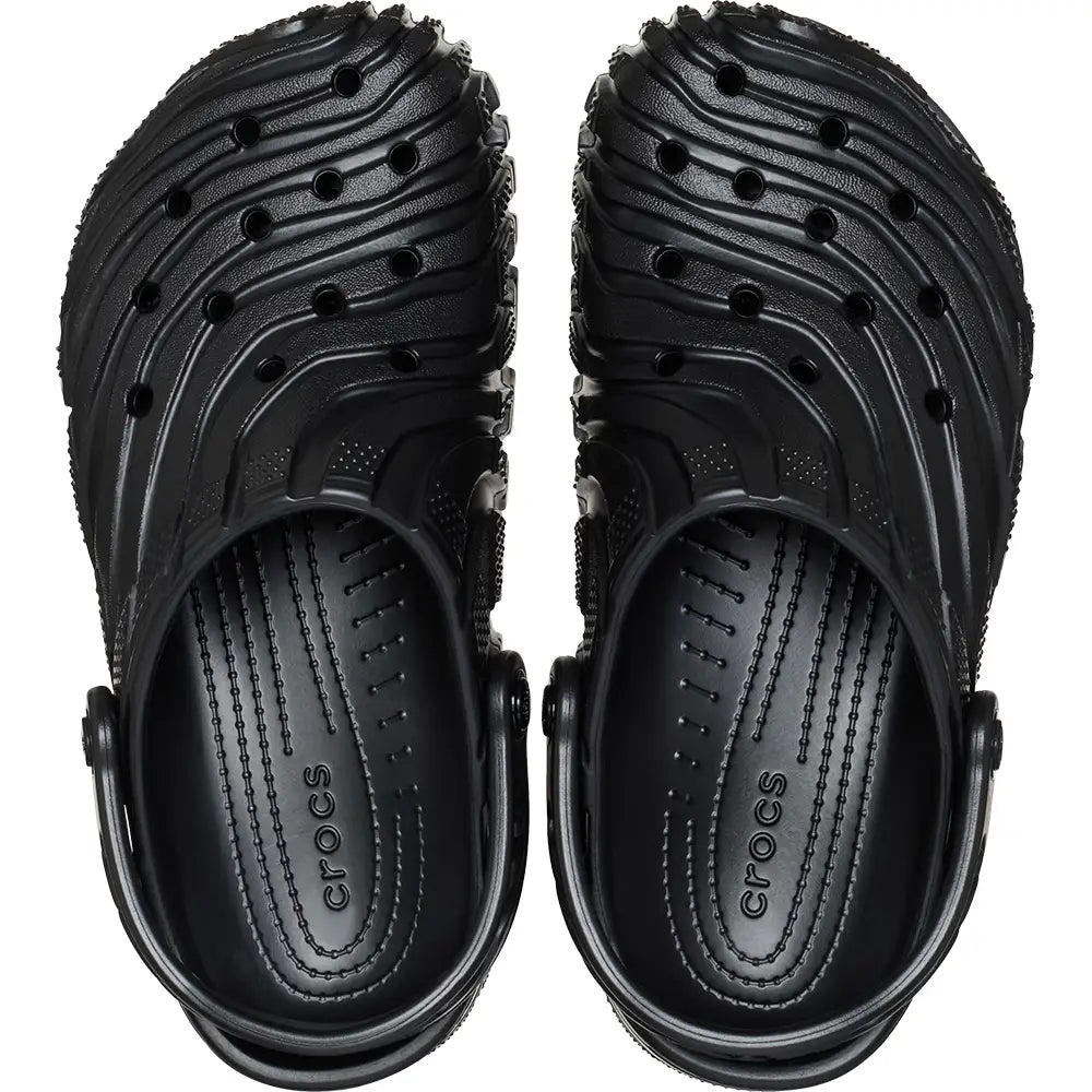CR-J11 (Crocs classic erosion clog black) 82694782