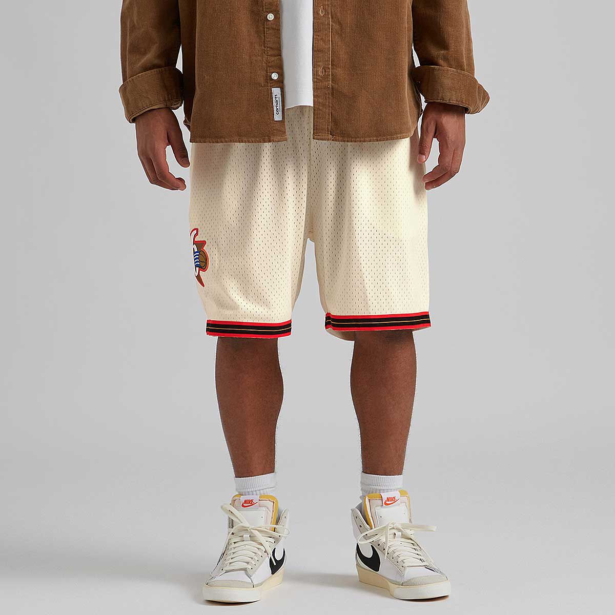 MNA-F29 (Mitchell and ness swingman shorts sixers off white) 62397826
