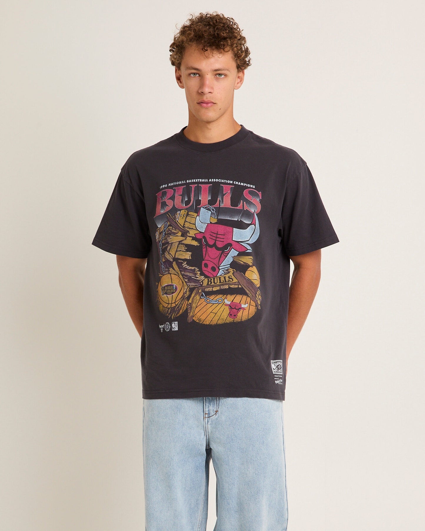 MNA-J39 (Mitchell & ness bevel burst tee bulls overdyed black) 112493478