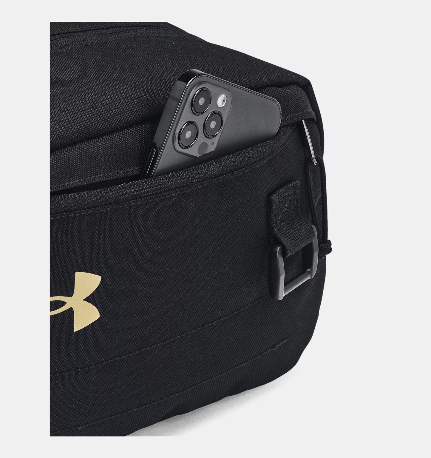 UAE-O3 (Under armour unisex contain travel kit black/metallic gold) 62492173