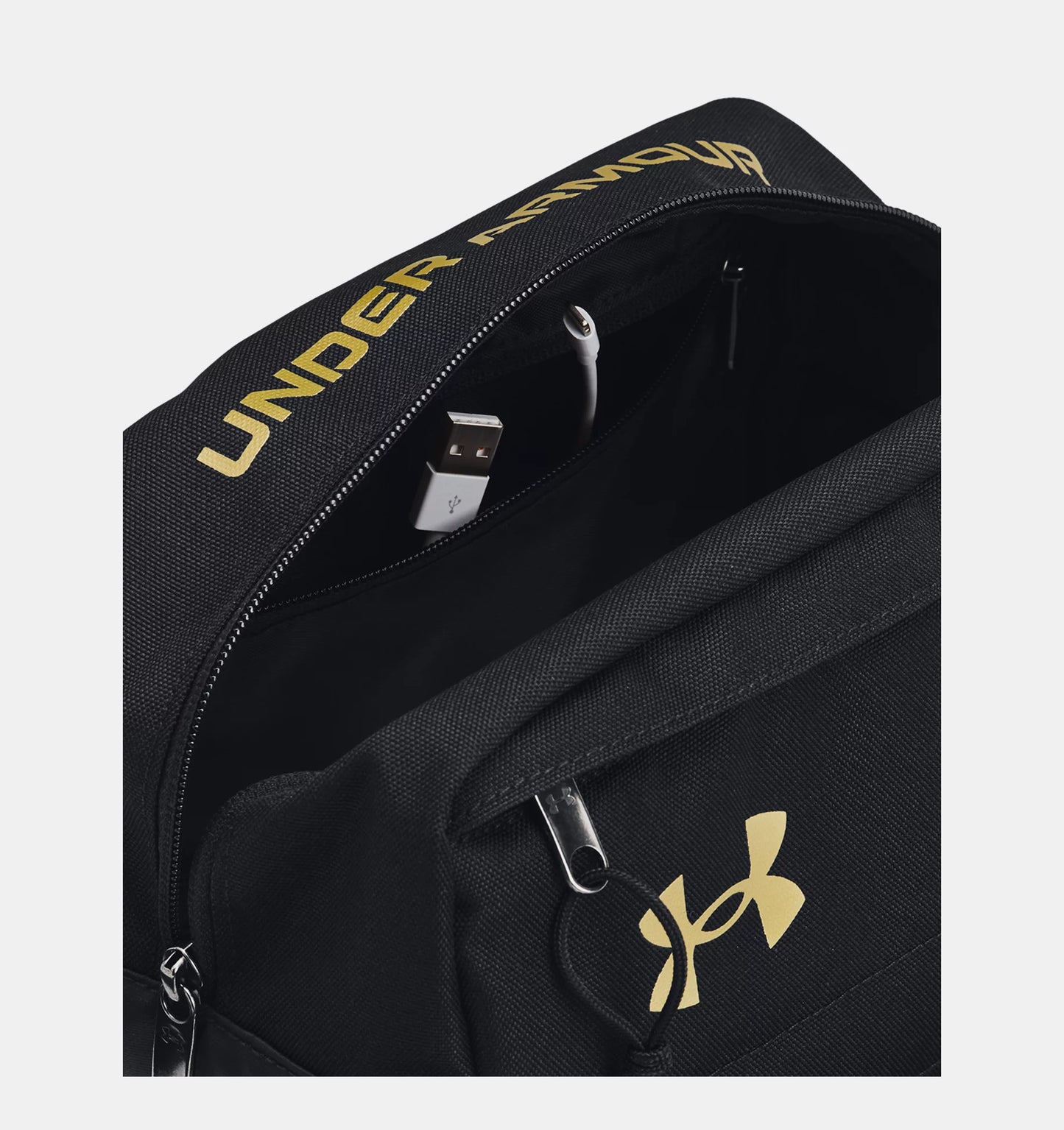 UAE-O3 (Under armour unisex contain travel kit black/metallic gold) 62492173