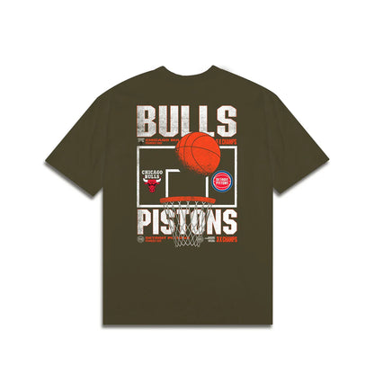 NEA-Y10 (New era NBA rivals oversize bulls & pistons tee dark olive) 112493750