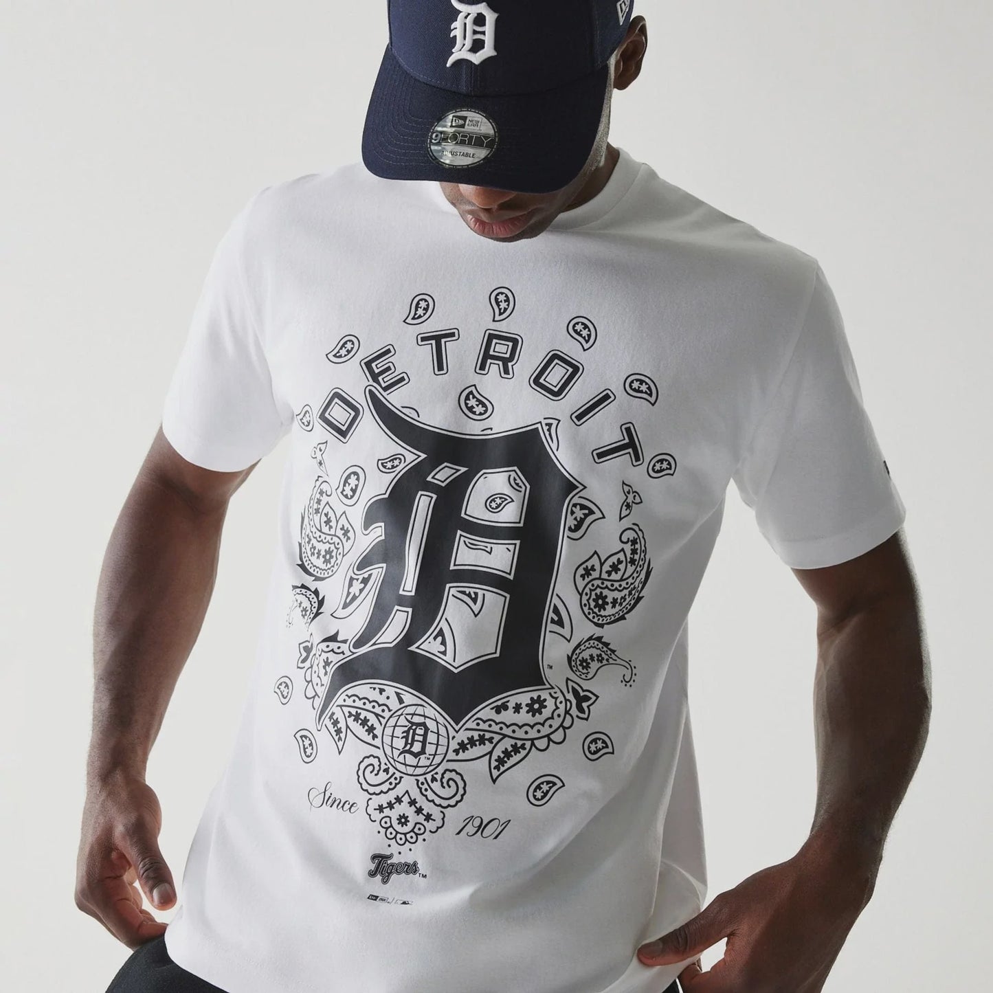 NEA-E12 (New era mlb oversize detroit tigers paisley tee white) 92594000