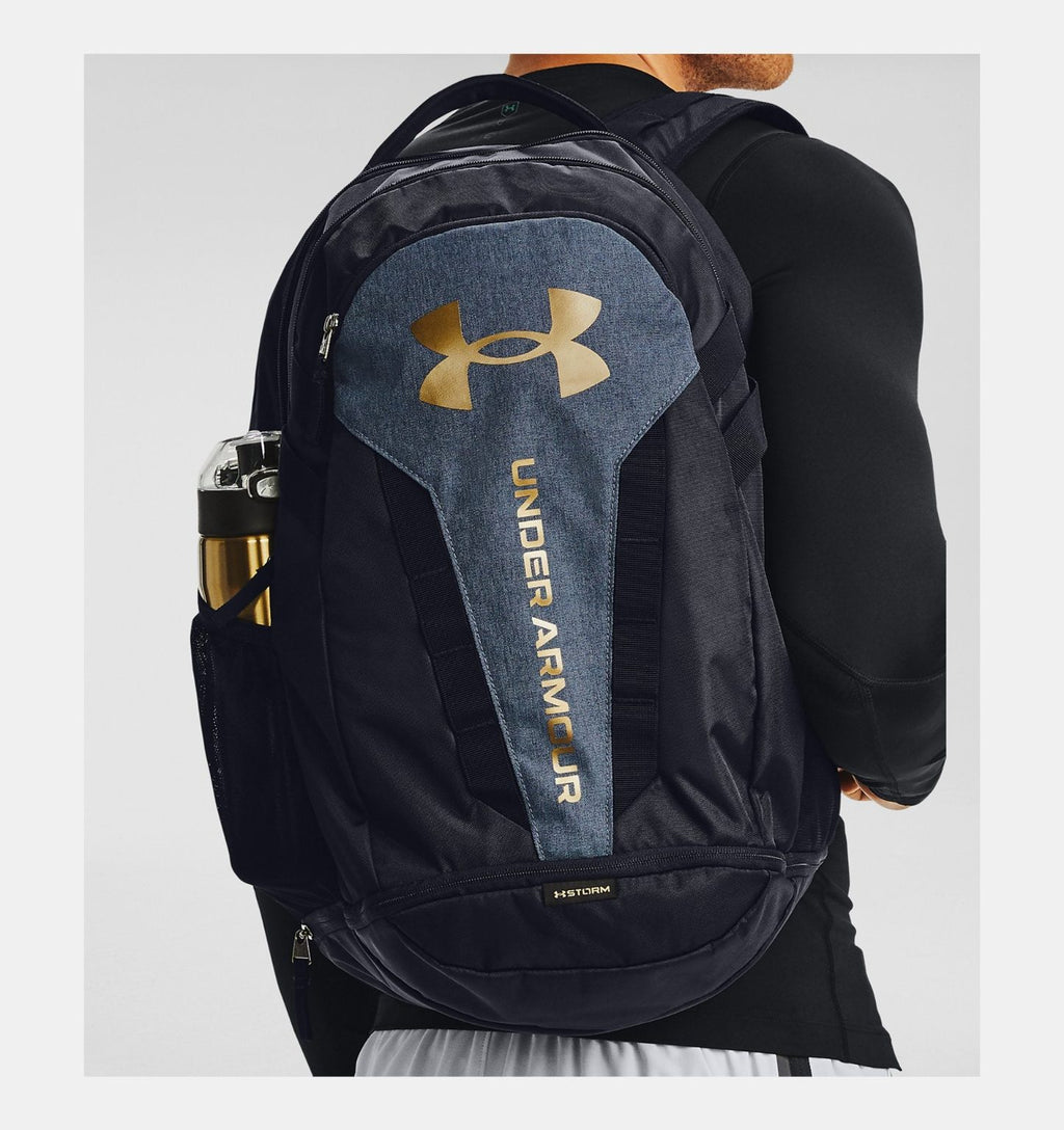 UAE-R1 (Unisex hustle 5.0 backpack black/gold lustre) 32292173