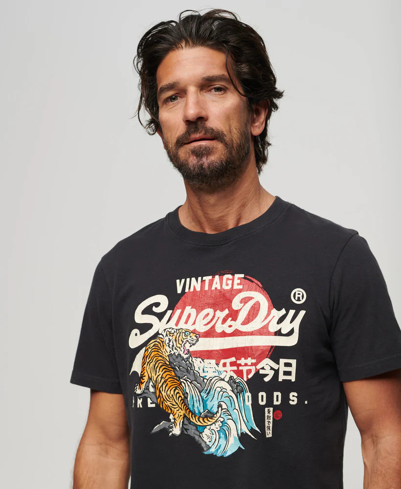 SDA-J (Superdry tokyo VI graphic t-shirt bison black) 102493043