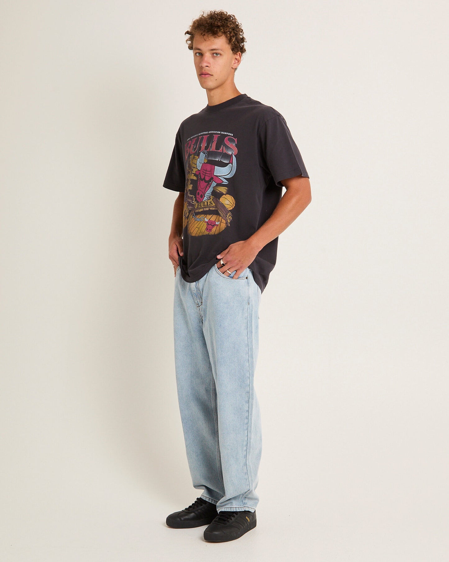 MNA-J39 (Mitchell & ness bevel burst tee bulls overdyed black) 112493478