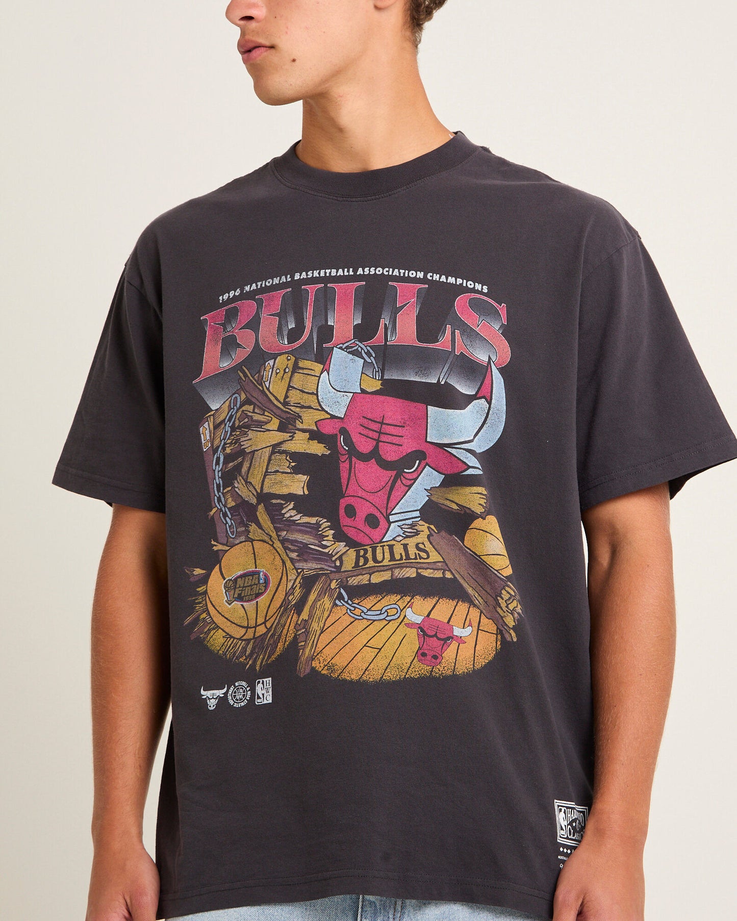 MNA-J39 (Mitchell & ness bevel burst tee bulls overdyed black) 112493478