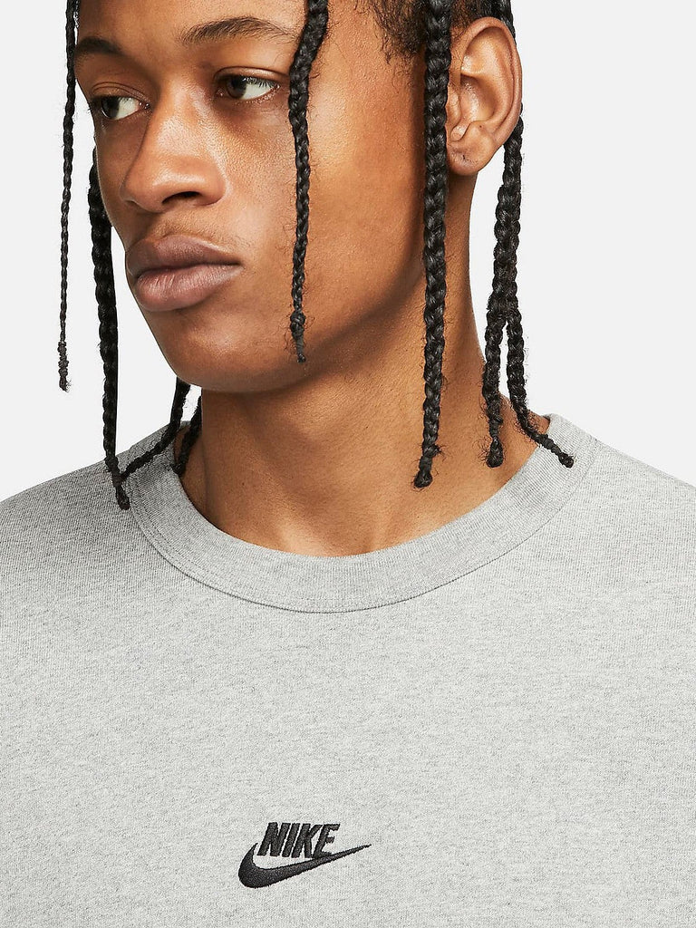 NA-R48 (Nike Sportswear Premium Essentials Tee Grey)