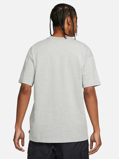 NA-R48 (Nike Sportswear Premium Essentials Tee Grey)