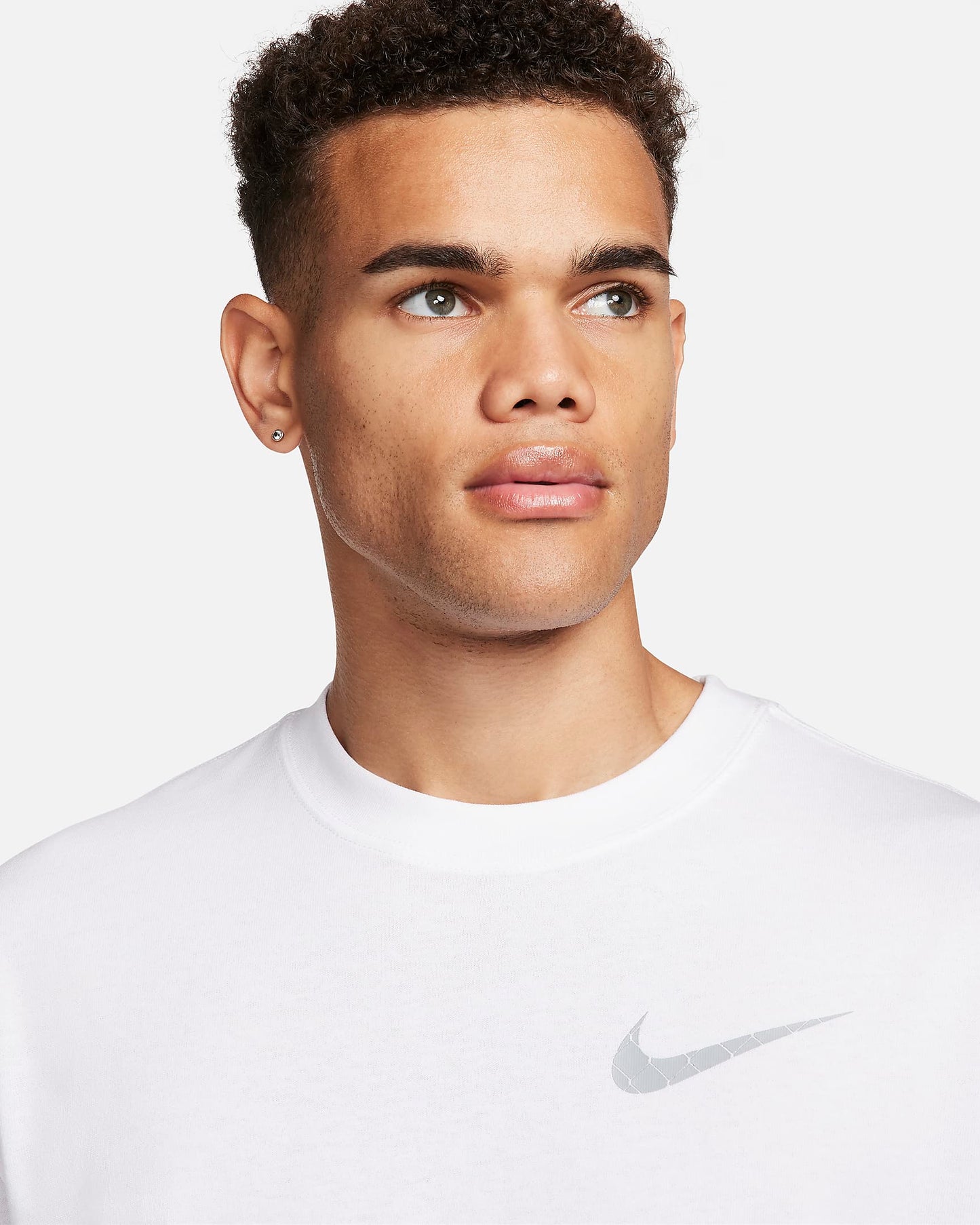 NA-R46 (Nike mens max 90 basketball t-shirt white/metallic silver) 22592700