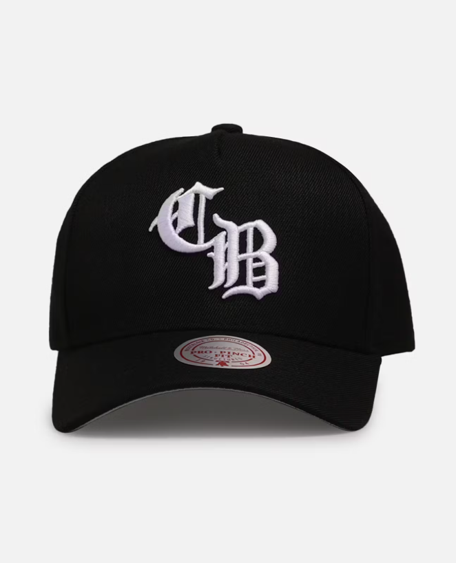 MNA-J44 (Mitchell & ness gothic letter pro pinch snapback bulls black osfm) 72592608