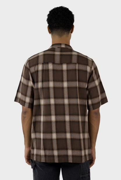 D-A7 (Dickies down south short sleeve relaxed fit camp collar shirt timber brown) 92495215