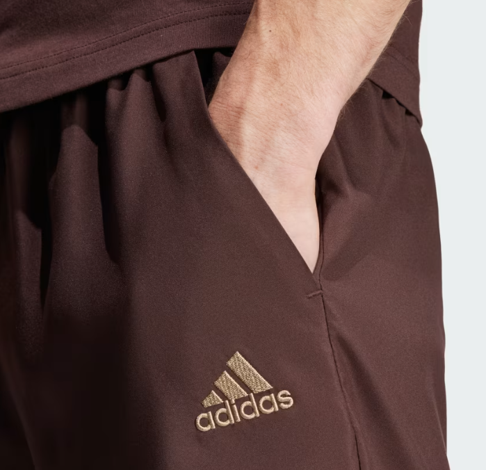 AA-S25 (Adidas aeroready essentials chelsea small logo shorts shadow brown) 92492406