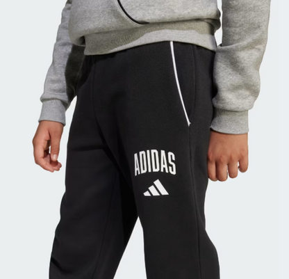 AA-D29 (Adidas essentials collegiate typography pant black/white) 72593585