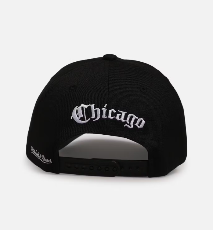 MNA-J44 (Mitchell & ness gothic letter pro pinch snapback bulls black osfm) 72592608