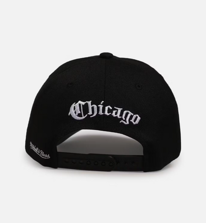 MNA-J44 (Mitchell & ness gothic letter pro pinch snapback bulls black osfm) 72592608