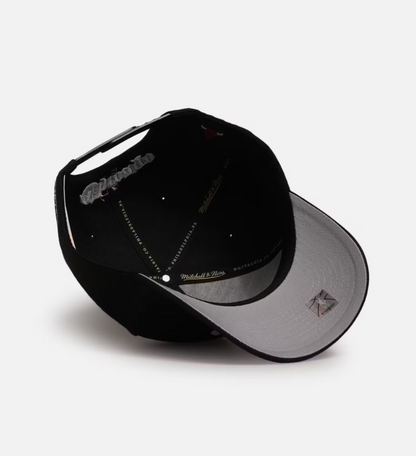 MNA-J44 (Mitchell & ness gothic letter pro pinch snapback bulls black osfm) 72592608