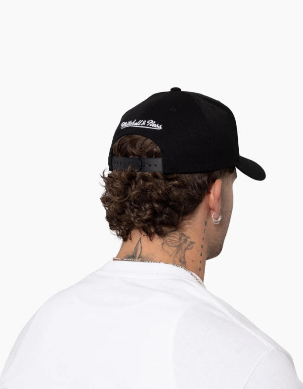 MNA-K46 (Mitchell & ness black & white lakers flex fit snapback black osfm) 92592391