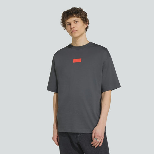 AA-S32 (Adidas audi formula one team elevated graphic short sleeve tee utility black/hi-res red) 72694808