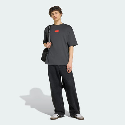 AA-S32 (Adidas audi formula one team elevated graphic short sleeve tee utility black/hi-res red) 72694808