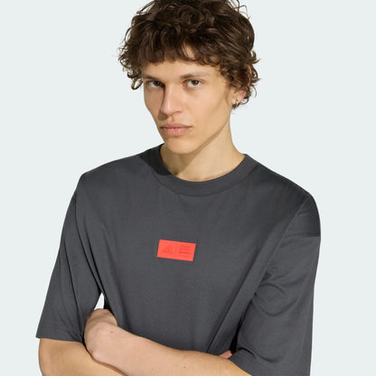 AA-S32 (Adidas audi formula one team elevated graphic short sleeve tee utility black/hi-res red) 72694808