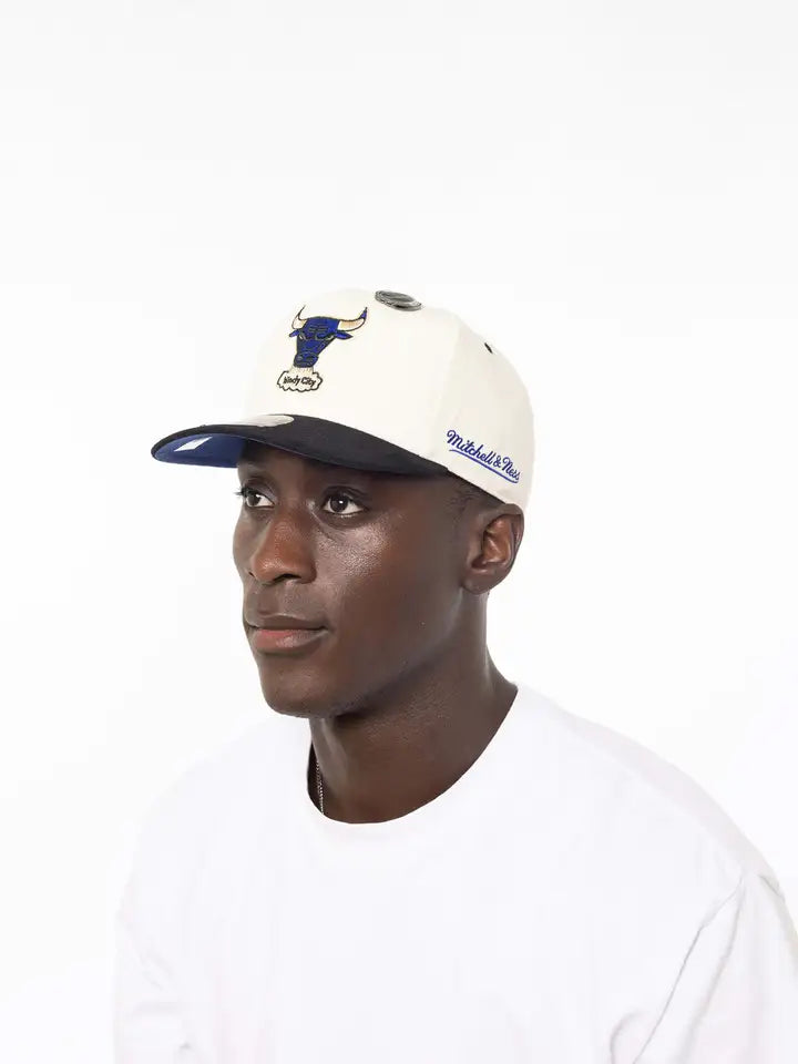 MNA-C26 (Mitchell and ness galatic fitted hat bulls off white) 32293043