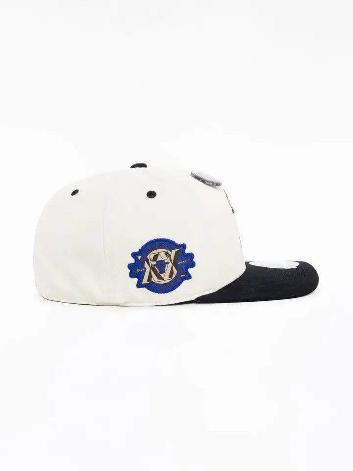 MNA-C26 (Mitchell and ness galatic fitted hat bulls off white) 32293043