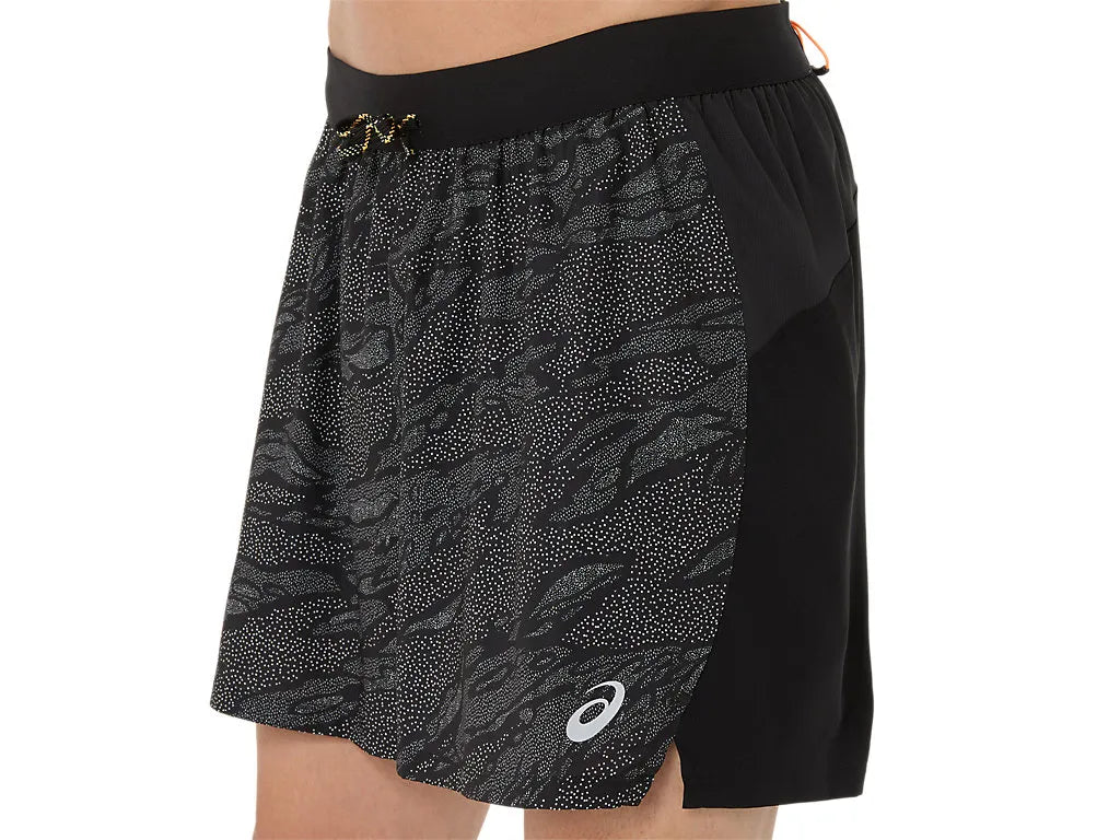ASA-B1 (Asics fujitrail all over print 5in shorts performance black) 122594000