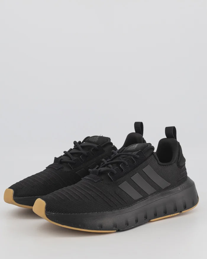 A-U69 (Adidas swift run shoes black/gum) 72499210