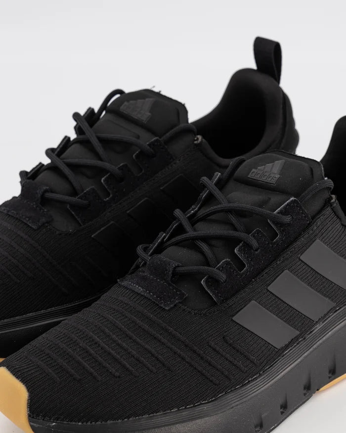 A-U69 (Adidas swift run shoes black/gum) 72499210