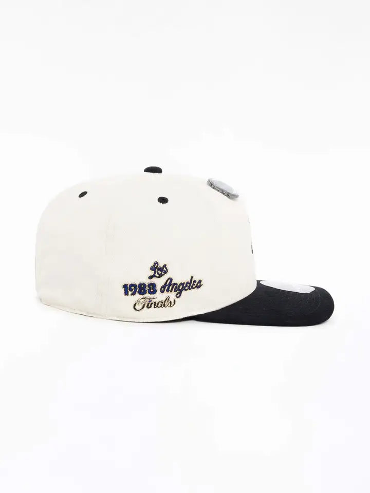 MNA-E26 (Mitchell and ness galatic fitted lakers hat off white) 32293043