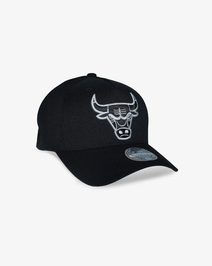 MNA-J46 (Mitchell & ness black & white bulls flex fit snapback black osfm) 92592391