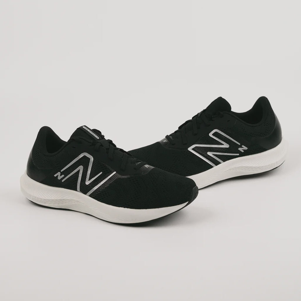 NB-I8 (New balance pro run V2 launch 2E width running shoes black/metallic silver) 32493000