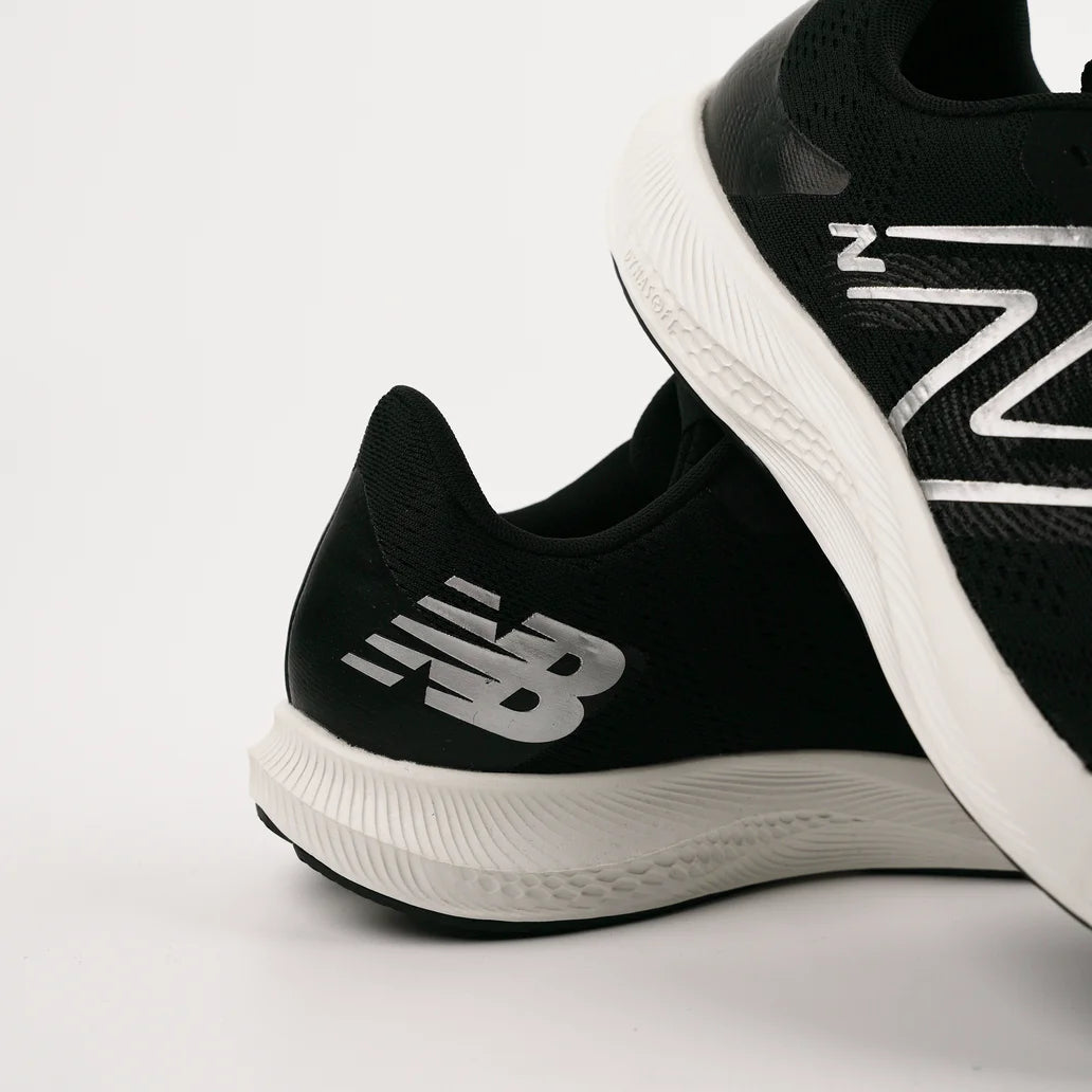 NB-I8 (New balance pro run V2 launch 2E width running shoes black/metallic silver) 32493000