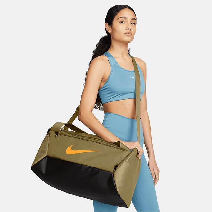 NE-P24 (Nike brasilia m duffle 9.5 L olive flake/black/vivid orange) 82392813 NIKE