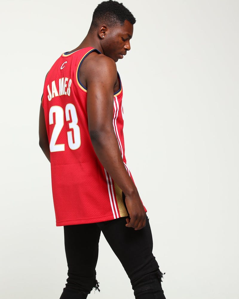 MNA-Z (NBA SWINGMAN JERSEY CAVS JAMES 23 ROAD 03-04 RED/GOLD) 122097391 MITCHELL AND NESS