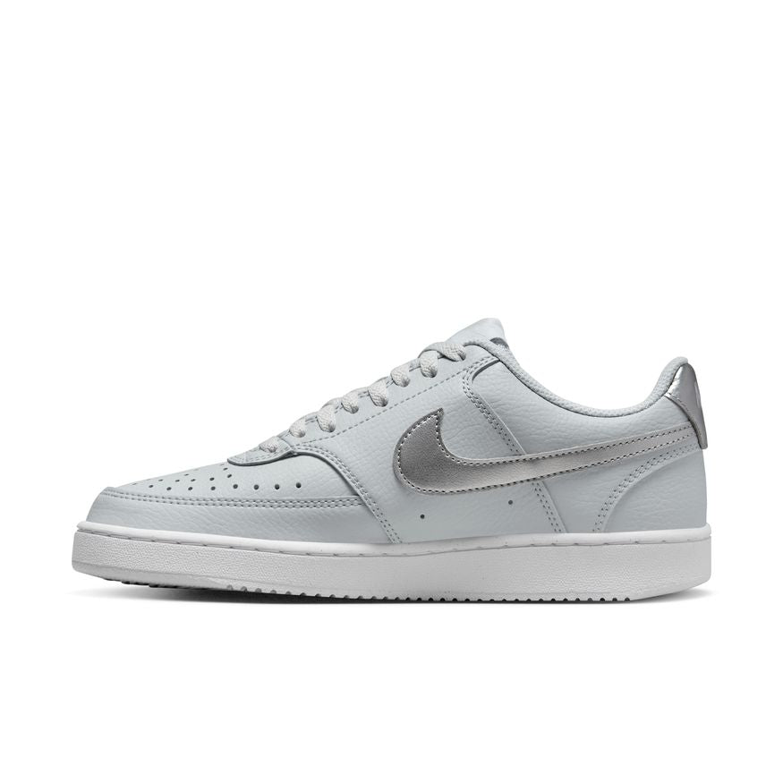 N-U131 (Nike womens court vision lo nn pure platinum/metallic silver/white) 102296138 NIKE