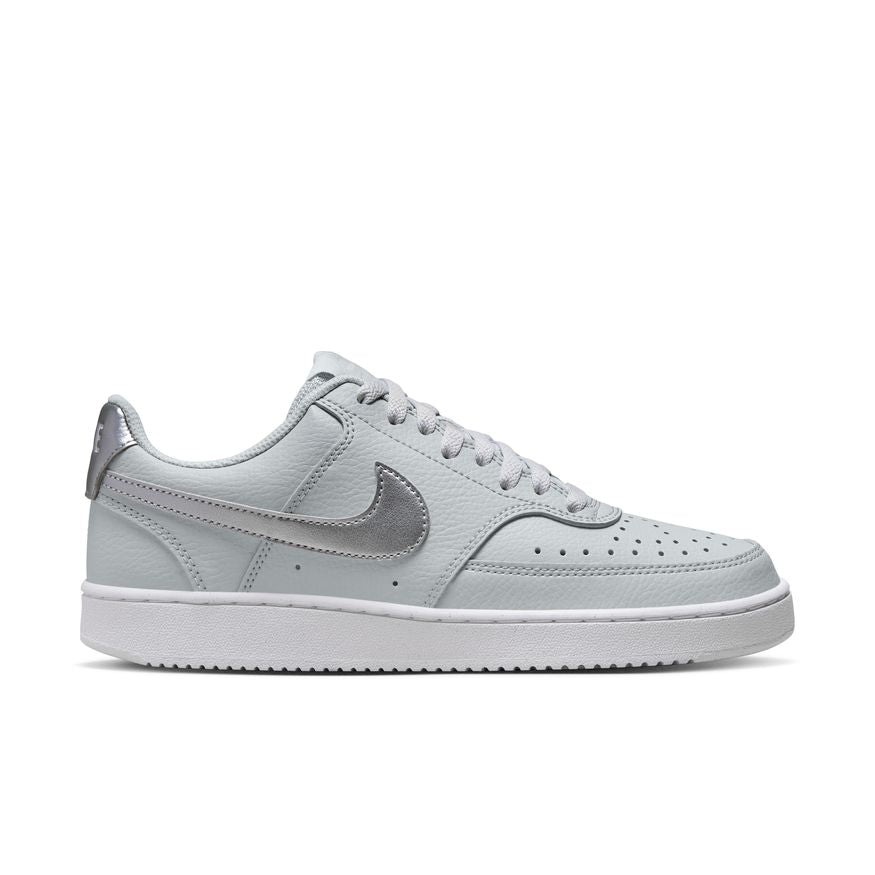 N-U131 (Nike womens court vision lo nn pure platinum/metallic silver/white) 102296138 NIKE