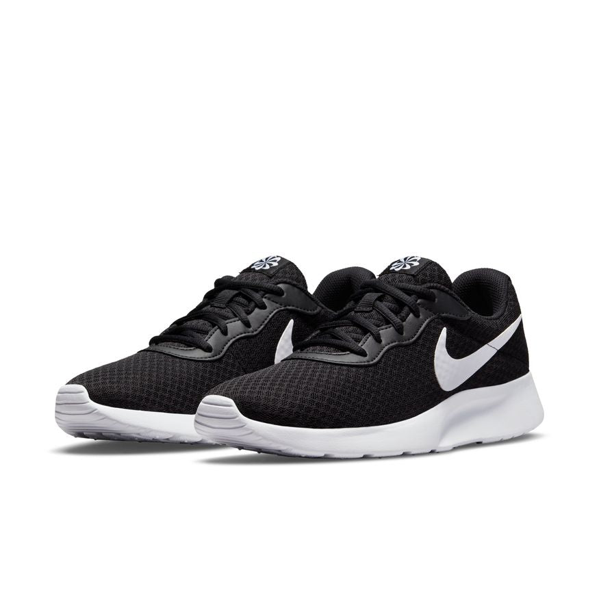 N-X131 (Nike womens tanjun black/white) 102296138 NIKE