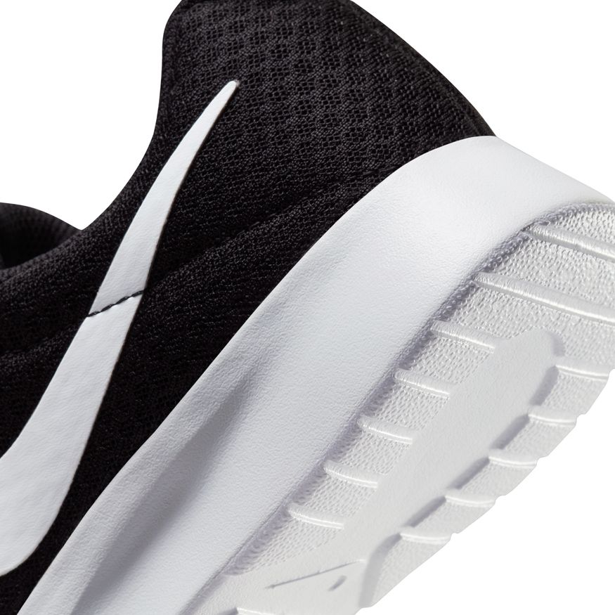 N-X131 (Nike womens tanjun black/white) 102296138 NIKE