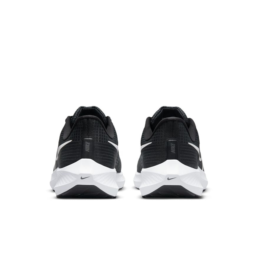 N-Q134 (Nike air zoom pegasus 39 4E width black/white) 223910230 NIKE