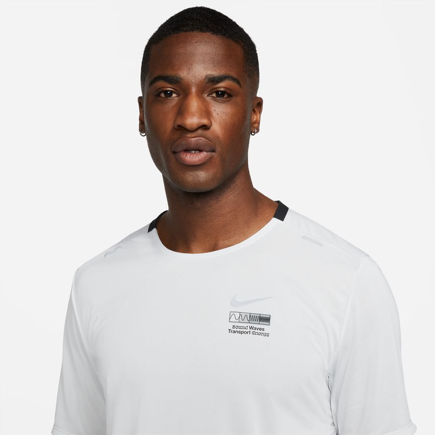 NA-Z35 (M nike drifit wild run rise 365 short sleeve tee photon dust/light grey)  32294092 NIKE