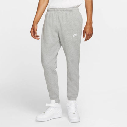 NA-U21 (M Nike sportswear club fleece jogger bb dark heather/matte silv/white) 12093581 - Otahuhu Shoes